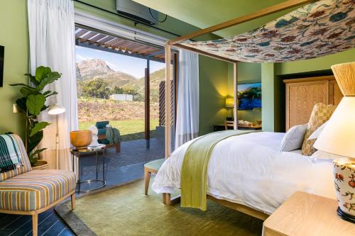 a bedroom with a bed and a view of a mountain at Bosjes - Herehuis in Breerivier