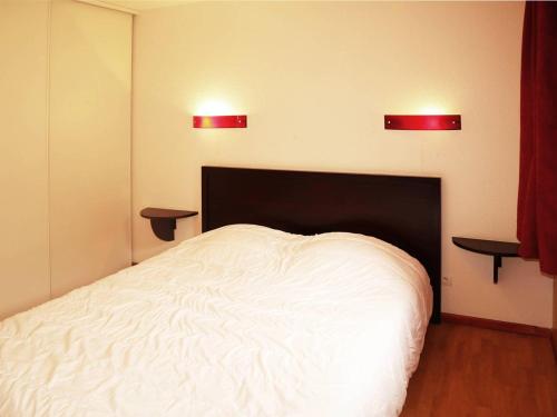 レ・ゾルにあるAppartement Les Orres, 2 pièces, 4 personnes - FR-1-322-70のベッドルーム1室(白いベッド1台、壁に2つの照明付)