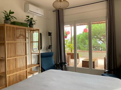 Cette chambre comprend un lit et une fenêtre. dans l'établissement Cozy place, big roof terrace & spectacular views., à Cabrils