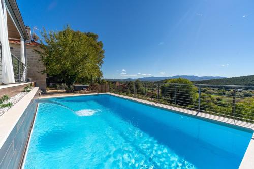 ein Pool mit blauem Wasser in einem Haus in der Unterkunft Villa Little Arya in Otok