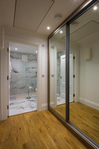 トリムにあるBoyne View Houseの大きなガラス窓、バスルームが備わります。