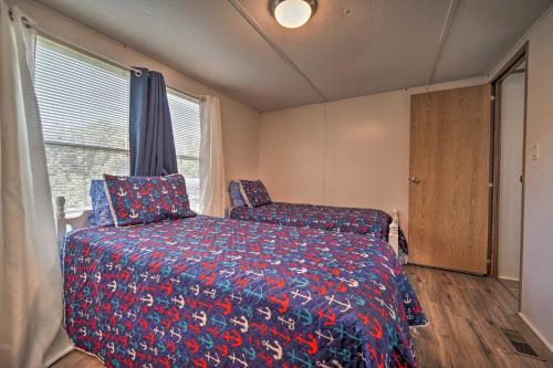 une chambre avec un lit et une fenêtre dans l'établissement Quaint Cottage Overlooking Cherokee Reservoir, à Bean Station