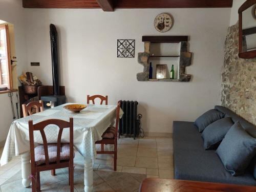 Casa Rural El Ñeru في يانس: غرفة معيشة مع طاولة وأريكة