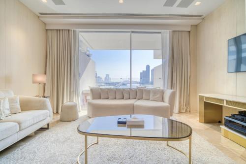 - un salon avec un canapé et une table dans l'établissement FIVE Palm Jumeirah Residences - Mint Stay, à Dubaï