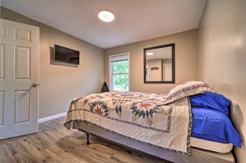 une chambre avec un lit et un miroir dans l'établissement Bean Station Cottage Unobstructed Lake Views, à Bean Station