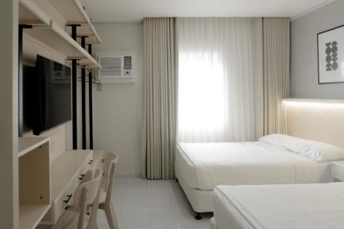 Un pat sau paturi într-o cameră la Twin Hearts Residences 1