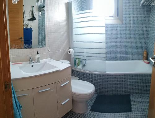 y baño con lavabo, aseo y bañera. en Chalet Adosado, en Moaña