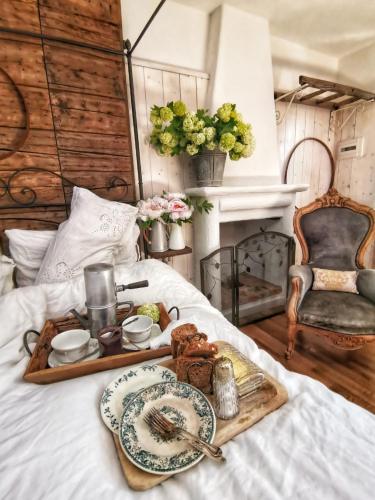 ein Tablett mit Essen auf dem Bett in der Unterkunft B&B CUCUTÍ in Ziano Piacentino
