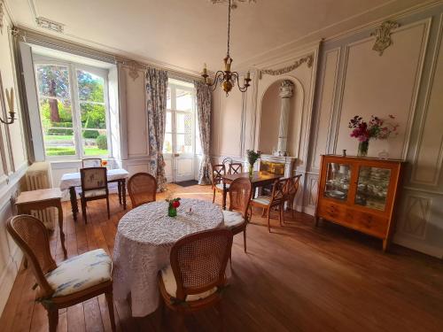 uma sala de jantar com mesa e cadeiras em Maison Zola em Saint-Amand-Montrond