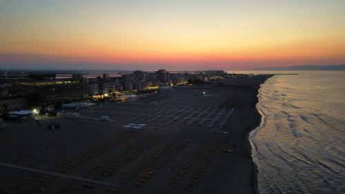 uma vista aérea de uma praia ao pôr-do-sol em Residence House Beach - Apartment em Margherita di Savoia