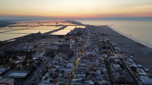 uma vista aérea de uma cidade junto ao oceano em Residence House Beach - Apartment em Margherita di Savoia