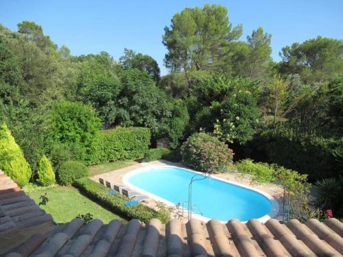 une vue aérienne d'une piscine dans un jardin dans l'établissement Villa Les Cyprés, à Flayosc