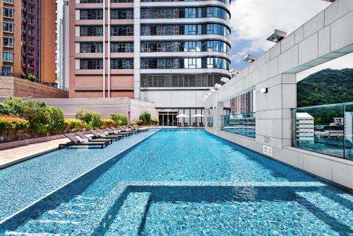香港的住宿－香港九龍東皇冠假日酒店，建筑物一侧的游泳池