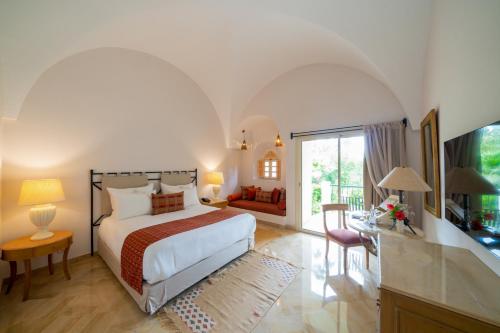 een slaapkamer met een bed en een woonkamer bij The Residence Tunis in Gammarth