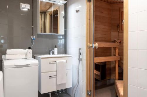 y baño con aseo, lavabo y ducha. en 1br apartment in Leppävaara with balcony and sauna, en Espoo