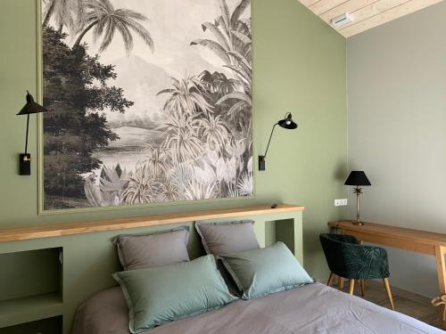 um quarto com uma grande pintura acima de uma cama em Maison d'hôtes Etxea_&_co em Bidart