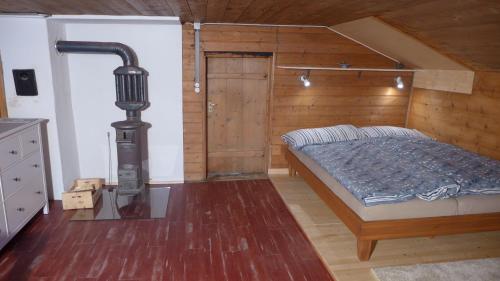 Un dormitorio con una cama y una lámpara. en Hami, en Adelboden