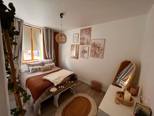 1 dormitorio con cama y ventana en Homelove Spa en Neuilly-en-Thelle