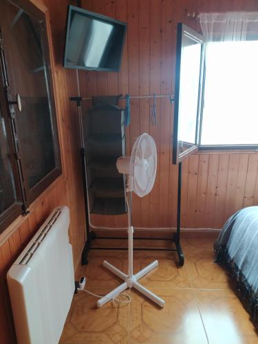 Rubayo的住宿－Cabaña，客房内配备了风扇和电视。