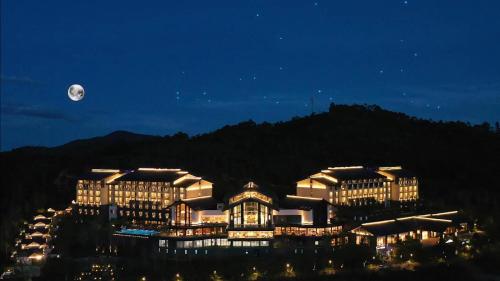 Pemandangan gunung umum atau pemandangan gunung yang diambil dari hotel