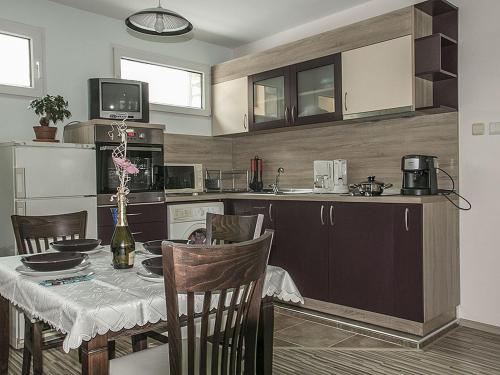 Кухня або міні-кухня у АПАРТАМЕНТ ЗА ГОСТИ 