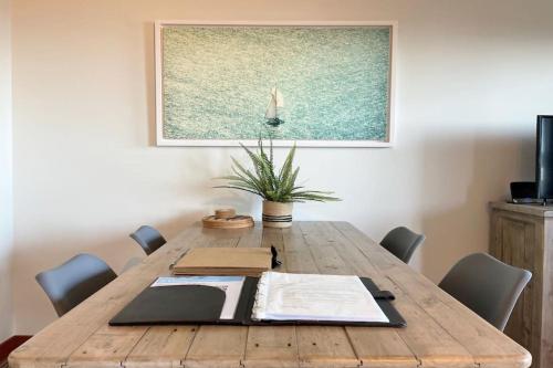 Televisyen dan/atau pusat hiburan di White Lodge - Coast Hideaways