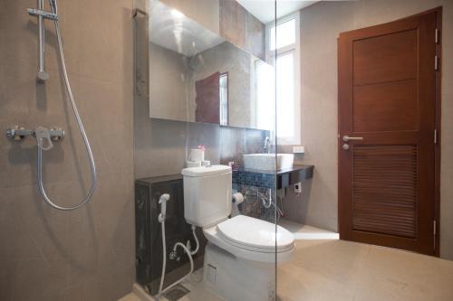 a bathroom with a toilet and a shower at Luxury Pool Villa at Golden Sea Hua Hin in Hua Hin