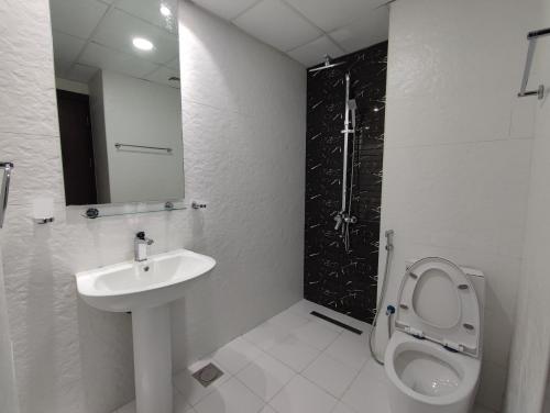 5*Amenities-2Br-15 min DxbApt,20min to Dubai Mall في دبي: حمام مع حوض ومرحاض ودش