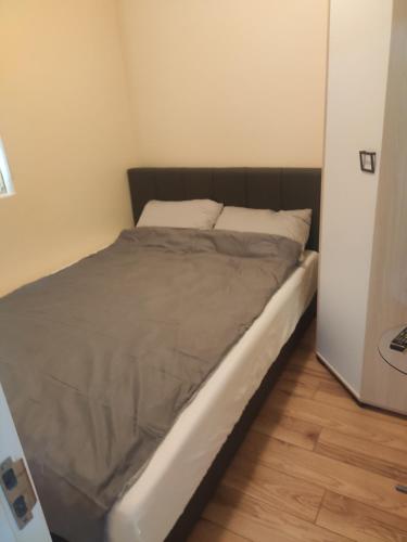 een bed in een kleine kamer met bij Zone Knezevac in Belgrado