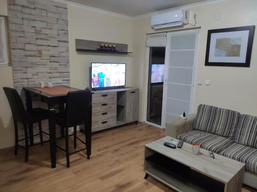 een woonkamer met een tafel en een bank bij Zone Knezevac in Belgrado