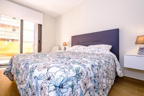 ein Schlafzimmer mit einem großen Bett und einem Fenster in der Unterkunft Alegria ID152 in Torrevieja