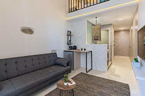 sala de estar con sofá y mesa en Mitos-Suites, en Rethymno