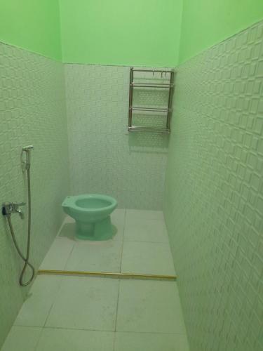 bagno con servizi igienici verdi in camera di CJ Transient house a Baguio