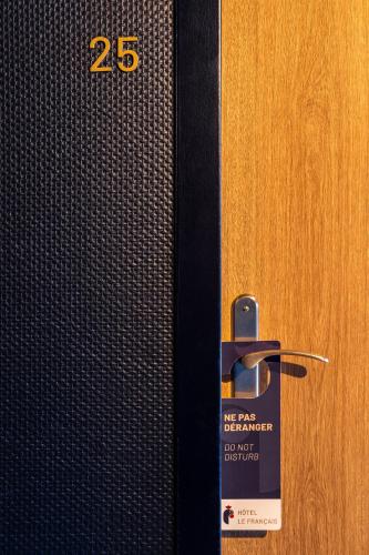 a door with a sign that says beeper defender at Hôtel Le Français in La Flotte