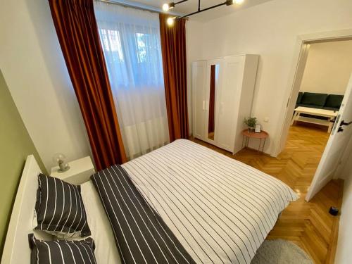 ein Schlafzimmer mit einem Bett und einem großen Fenster in der Unterkunft Deluxe Apartment #CasaMihai Free Parking in Braşov