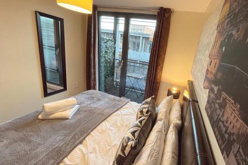 Postel nebo postele na pokoji v ubytování The Arcadian, Birmingham City Centre, by Lark Accommodation Cosy 1-bedroom Flat