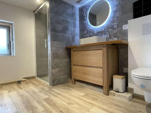een badkamer met een toilet, een wastafel en een douche bij Maison Dompierre-sur-Mer, 2 pièces, 4 personnes - FR-1-246-603 in Dompierre-sur-Mer