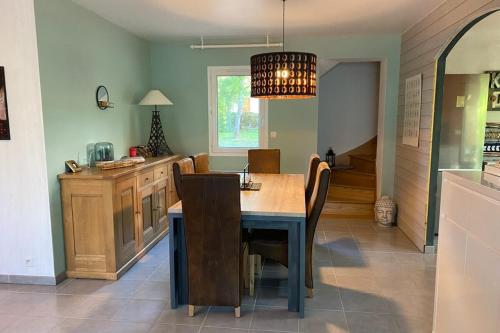 eine Küche mit einem Tisch und Stühlen sowie ein Esszimmer in der Unterkunft Maison de vacances à Gramat in Gramat