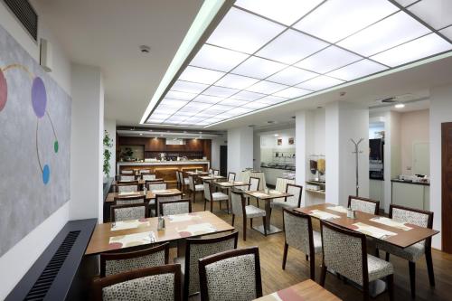 أماريليس في براغ: غرفة طعام مع طاولات وكراسي خشبية