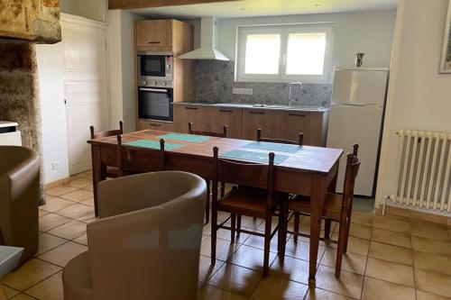une cuisine avec une table en bois et une salle à manger dans l'établissement Gîte à Rocamadour, à Rocamadour