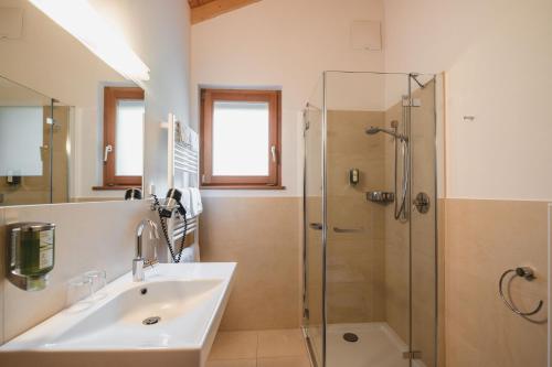 a bathroom with a sink and a shower at Guesthouse St Nikolaus in Ultimo