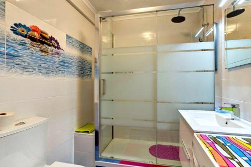 ein Bad mit einer Dusche und einem Waschbecken in der Unterkunft PORTUGAL HOLIDAYS in Luz