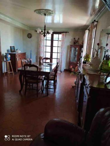 cocina y comedor con mesa y sillas en Chez Papi et Mamie maison de famille à Gramat, en Gramat