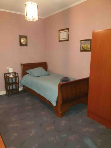 1 dormitorio con 1 cama en una habitación en Chez Papi et Mamie maison de famille à Gramat, en Gramat