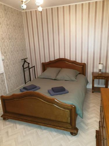 1 dormitorio con 1 cama con 2 toallas en Chez Papi et Mamie maison de famille à Gramat, en Gramat