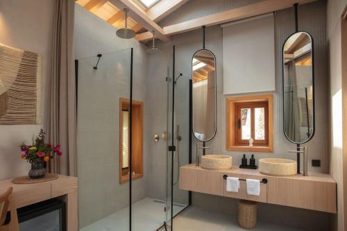 baño con 2 lavabos y ducha de cristal en Ultava Houses en Datca