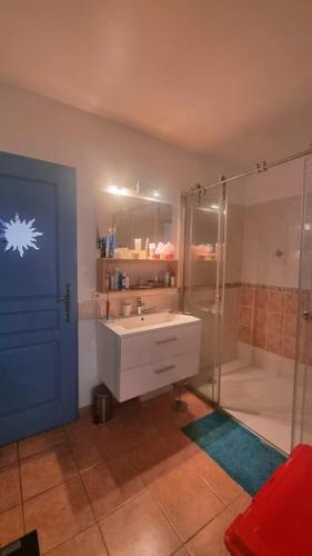 une salle de bain avec un lavabo blanc et une douche dans l'établissement Villa Chantal proche centre ville / Piscine / Clim / Parking, à Frontignan