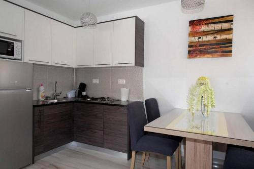 Virtuvė arba virtuvėlė apgyvendinimo įstaigoje Apartments Oaza