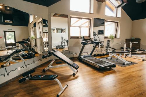 Osonnya Karpaty RESORT MEDICAL & SPAにあるフィットネスセンターまたはフィットネス設備