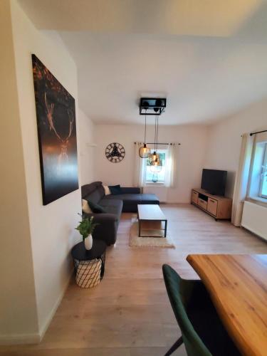a living room with a couch and a table at Familienfreundliche Ferienwohnung Soltau in Soltau